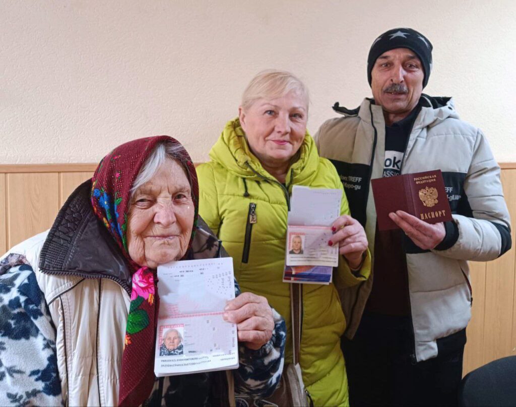 Після того, як ЗСУ зилишили місто Авдіївка Донецької області, минув лише тиждень, а окупанти вже роздають свої паспорти місцевим